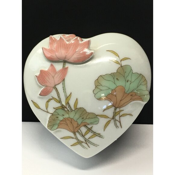 Vtg Heart Shaped Trinket Box Lidded White Porcelain Raised Lotus Flower Japan - Picture 2 of 16